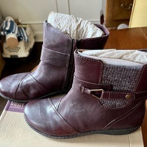 Beautiful clarks boots in aubergine leather